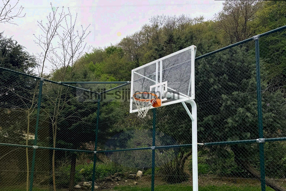 木桌上摊开的纸张、四季色卡与铅笔，暖调自然光